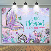 Niedlich Wenig Meerjungfrau Ist An Der Weg Baby Dusche Hintergrund